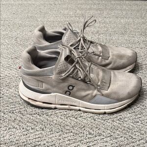 On cloud running shoes size 10